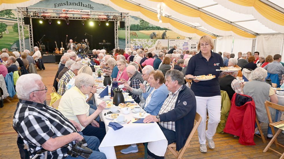 Beim Seniorennachmittag in Flachsmeer gab es Kaffee, Tee, Kuchen und Musik. Foto: Holger Weers