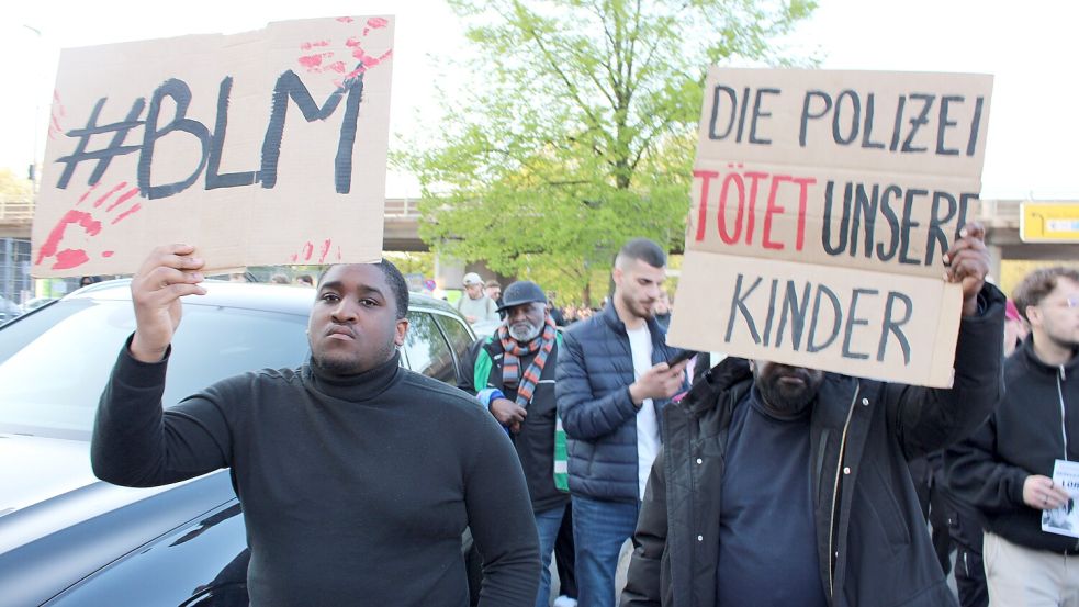 In Oldenburg kamen zahlreiche Mitglieder der schwarzen Community zur Demonstration für den getöteten Lorenz A. Foto: Matti Gertsenlauer