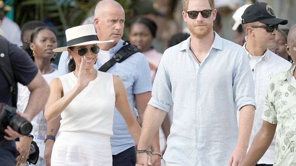 Meghan und Harry hatten sich vor Jahren nicht nur räumlich vom Königshaus getrennt. (Archivbild) Foto: Ivan Valencia/AP/dpa