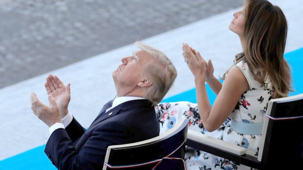 Trump war 2017 bei der Militärparade zum französischen Nationalfeiertag in Paris. (Archivbild) Foto: picture alliance / Markus Schreiber/AP/dpa