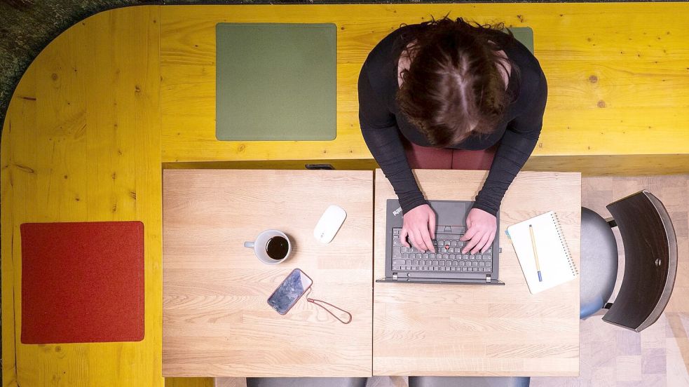 Mehr als zwei Drittel der Homeoffice-Beschäftigten haben laut Umfrage schon krank gearbeitet. (Symbolbild) Foto: Sebastian Kahnert/dpa
