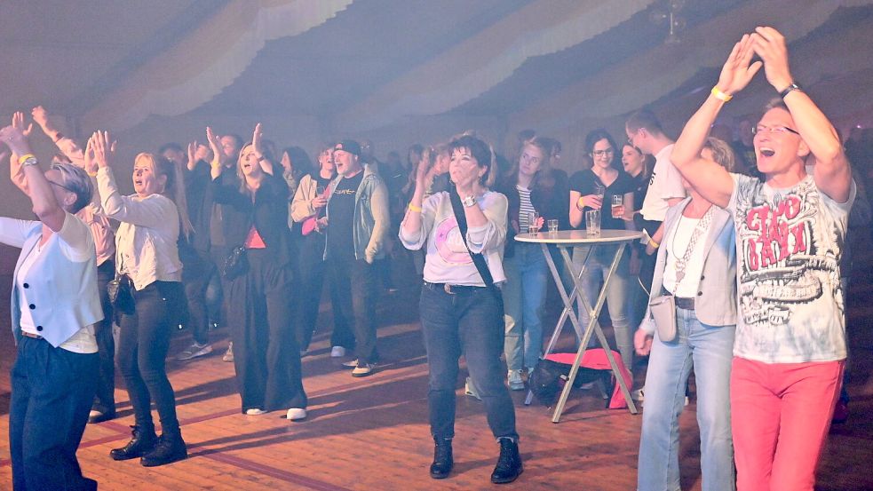 Die Gruppe „Sonic & Smoke“ brachte das Publikum am Freitagabend zum Tanzen und so richtig in Stimmung. Foto: Holger Weers