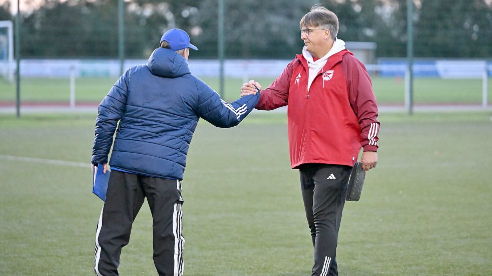 Die beiden Trainer Mario Friedrichs (links) und Thomas Jakobs waren beide mit dem Ergebnis im Rückspiel nicht zufrieden, zeigten sich aber fair. Foto: Doden, Blomberg