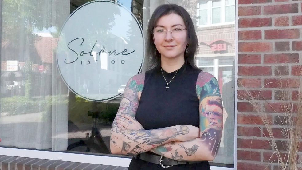 Von ihrer Mutter Christin, die in Hanover in Kanada ein Tattoo-Studio betreibt, hat Sarah Terhardt die Kunst des Tätowierens erlernt. Nun hat sich die 30-Jährige mit einem eigenen Studio an der Neustadtstraße 18 in Haselünne selbständig gemacht. Foto: Daniel Gonzalez-Tepper