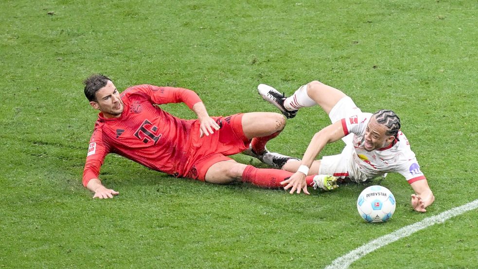 Leon Goretzka (l) und Leipzigs Xavi Simons kämpfen um den Ball. Foto: Hendrik Schmidt/dpa