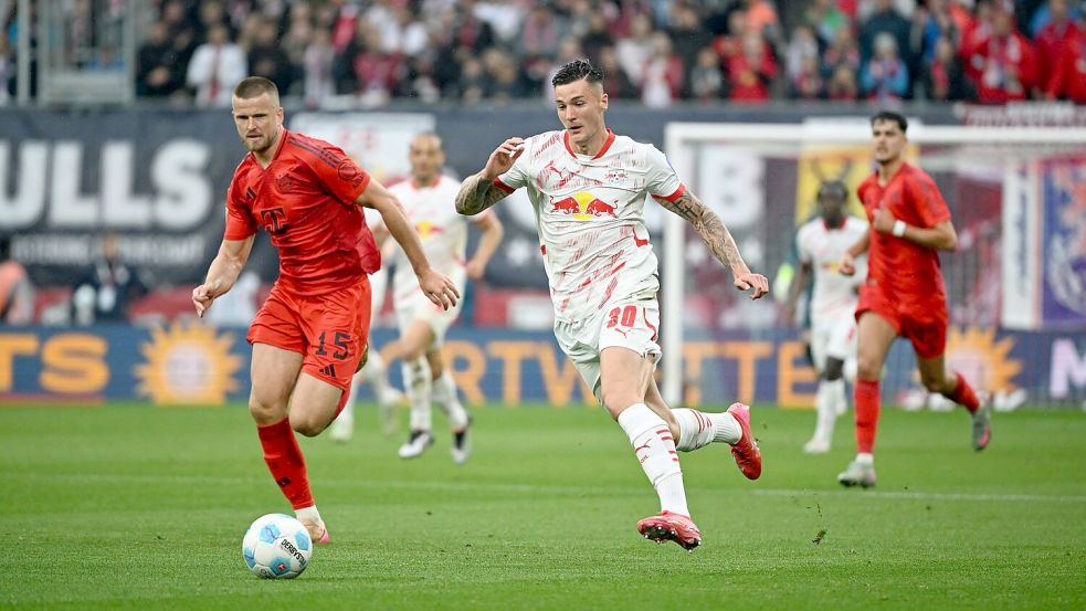 Bayern-Verteidiger Eric Dier (l) im Duell mit Benjamin Sesko. Foto: Elisa Schu/dpa