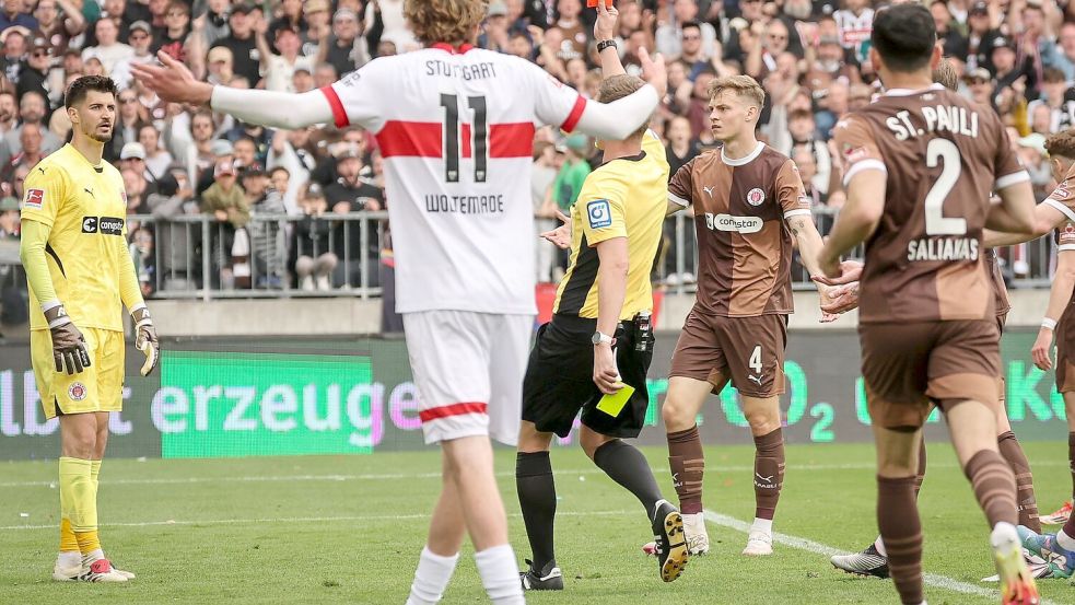 Pauli musste gegen Stuttgart lange in Unterzahl spielen. Foto: Christian Charisius/dpa