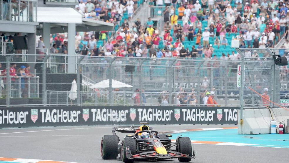 Max Verstappen erlebt seinen ersten Grand Prix als Papa. Foto: Hasan Bratic/dpa