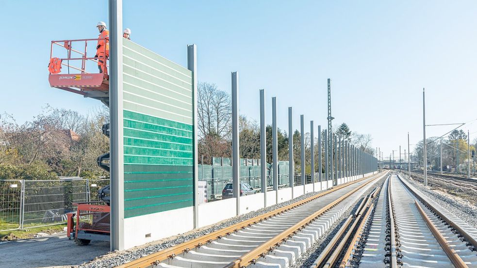 Die Bahn muss beim Lärmschutzausbau entlang der Bestandsstrecke mehr Tempo machen. (Archivbild) Foto: Markus Scholz/dpa