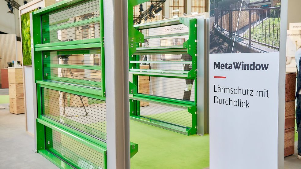 Entlang der Hamburger S-Bahn-Strecke der S4 verbaute die Bahn probeweise erstmals durchsichtige Lärmschutzwände (Archivbild) Foto: Dominic Dupont/Deutsche Bahn AG/dpa