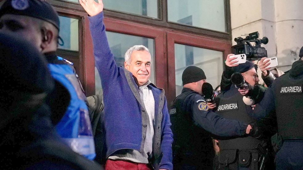 Der Kremlfreund Calin Georgescu darf nicht erneut für das Präsidentenamt kandidieren, hat aber noch viele Anhänger, die andere Extremisten für sich gewinnen wollen. (Archivbild) Foto: Vadim Ghirda/AP/dpa