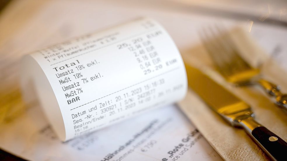 Seit 2020 müssen Händler ihren Kunden einen Bon aushändigen - diese Pflicht soll künftig wieder entfallen. (Symbolbild) Foto: Sina Schuldt/dpa