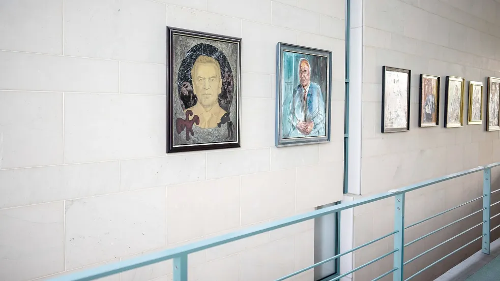 Zwei Plätze sind in der Porträtgalerie im Kanzleramt noch frei. Foto: Michael Kappeler/dpa