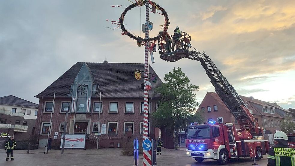 Der Maibaum in Friesoythe musste gesichert werden. Foto: Feuerwehr Friesoythe
