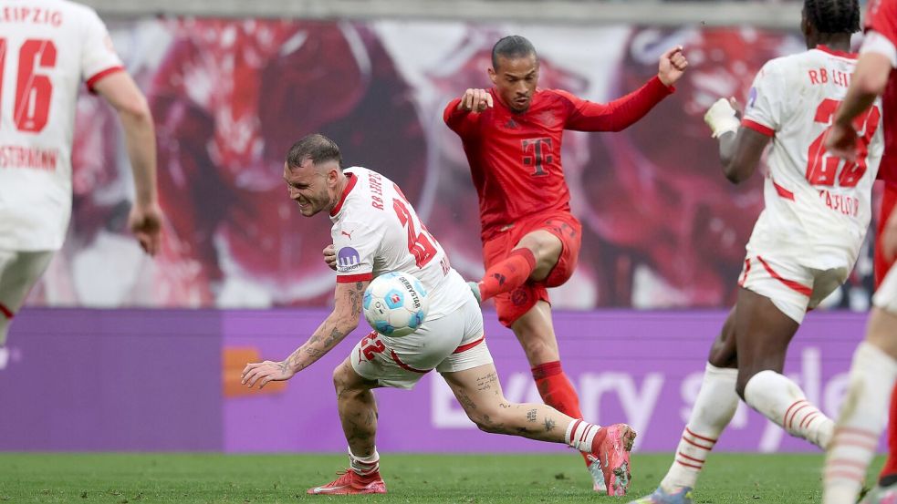 Leroy Sané (M) schießt Bayern in Leipzig in Führung. Zum Sieg reichte es nicht. Foto: Jan Woitas/dpa