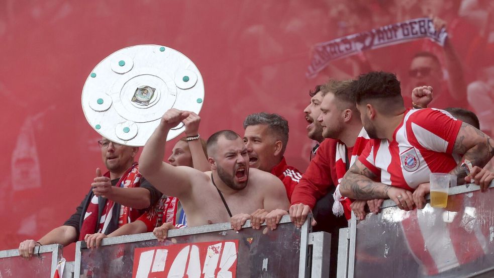 Die Fans der Bayern feierten bereits mit Meisterschale. Foto: Jan Woitas/dpa