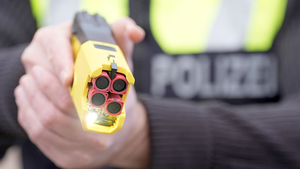 Im Bremer Stadtteil Schwachhausen hat am Samstagabend eine Frau ihren Mann mit zwei Fleischermessern bedroht. Die Polizei musste sogar zum Taser greifen. Foto: dpa/Marcus Brandt