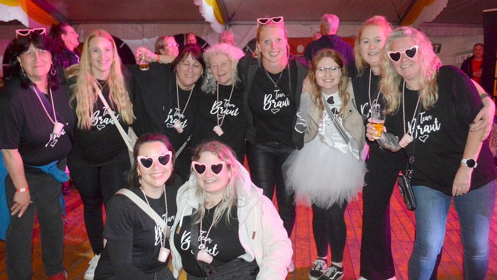 Beste Stimmung herrschte am Samstagabend bei der Zeltparty in Flachsmeer. Foto: Holger Weers
