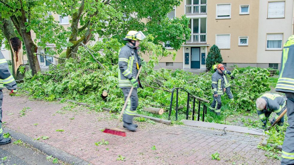 In Lauterbach waren die Einsatzkräfte nach dem Unwetter gefordert. Foto: Kec/Fuldamedia /dpa