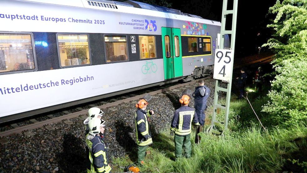 Die Deutsche Bahn berichtete auf X von Streckensperrungen wegen Bäumen auf den Gleisen. Foto: André März/NEWS5/dpa
