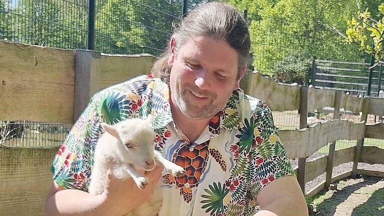 Alexander Knoth, hier mit einem erst wenige Tage alten Ouessasant-Lamm, hat ein Herz für Tiere. Foto: Tatjana Gettkowski