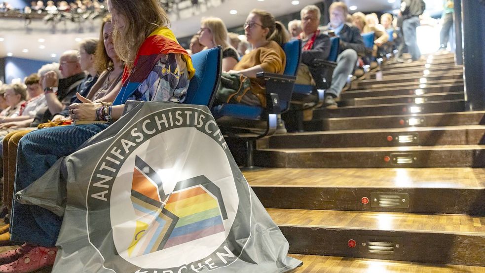 Beim evangelischen Kirchentag in Hannover ist eine Resolution für ein AfD-Verbot verabschiedet worden. Politischer Aktivismus und Kirche - passt das zusammen? Foto: IMAGO/Paul-Philipp Braun