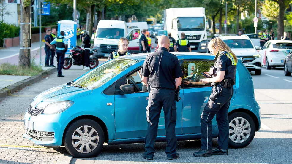 In den meisten Fällen sichern mehrere Polizeibeamte die Kontrolle ab. Foto: Daniel Bockwoldt/dpa