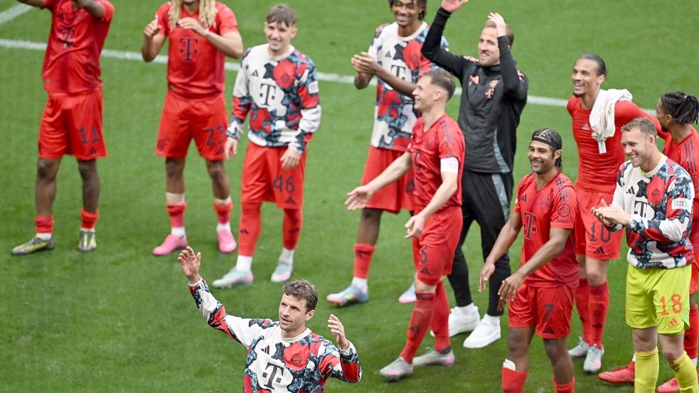 In Leipzig feierten die Bayern-Spieler noch verhalten. Foto: Hendrik Schmidt/dpa