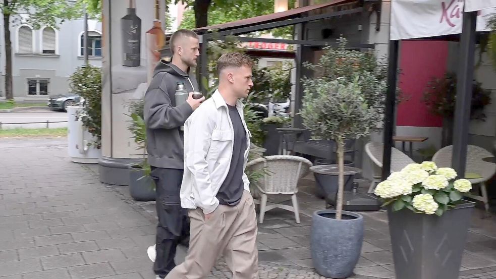 Die Bayern-Profis schauten das Spiel Freiburg-Leverkusen in einem Restaurant in München. Foto: Felix Hörhager/dpa