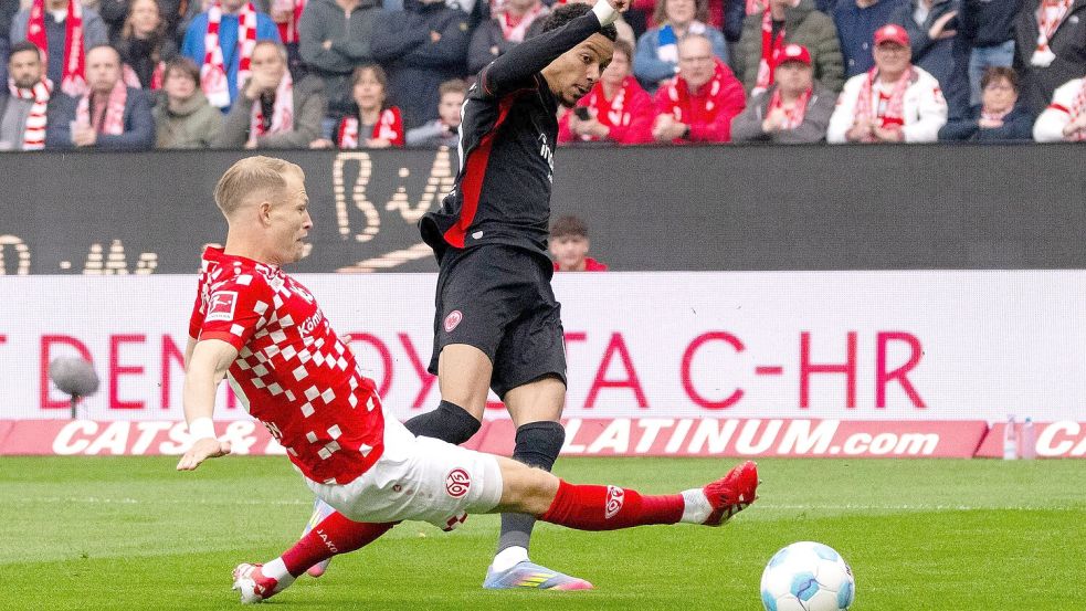 Der FSV Mainz 05 um Andreas Hanche-Olsen (l) und Eintracht Frankfurt um Hugo Ekitiké (r) lieferten sich ein hitziges Derby Foto: Torsten Silz/dpa