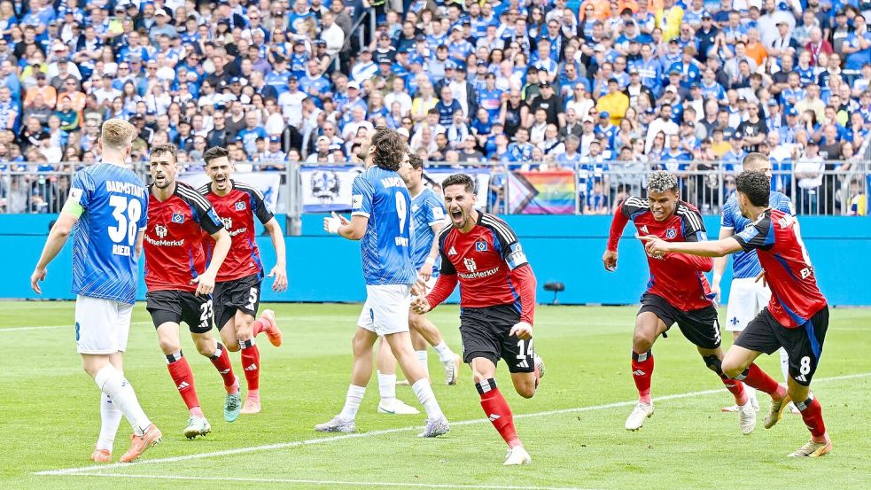 Der HSV jubelt nach dem ersten Tor beim SV Darmstadt. Der Nordclub machte mit dem 4:0-Sieg einen großen Schritt zur Rückkehr in die Bundesliga. Foto: Uwe Anspach/dpa