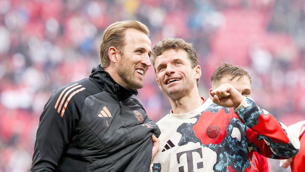 Harry Kane(l.) feiert seinen ersten Vereinstitel überhaupt. Foto: Jan Woitas/dpa
