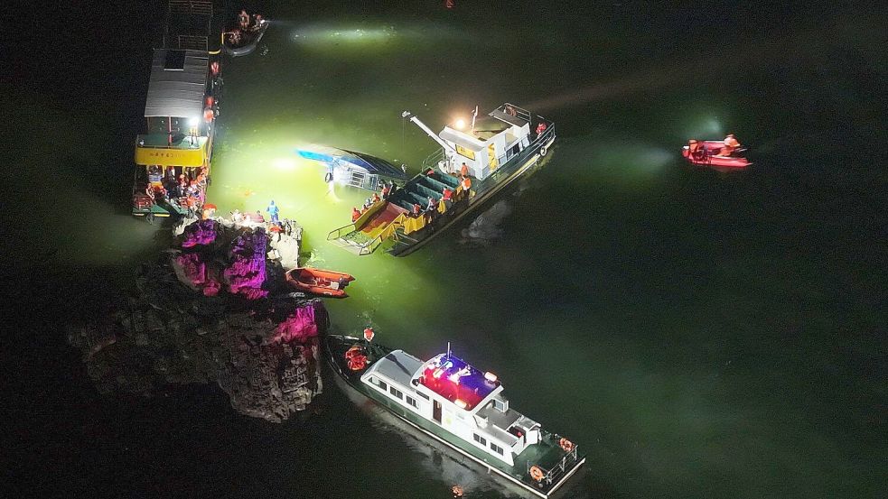Die Retter waren bis in die Nacht hinein im Einsatz. Foto: -/XinHua/dpa