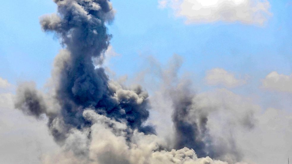 Nach einem israelischen Luftangriff steigt Rauch auf. (Archivbild) Foto: Mahmoud Zaki/XinHua/dpa