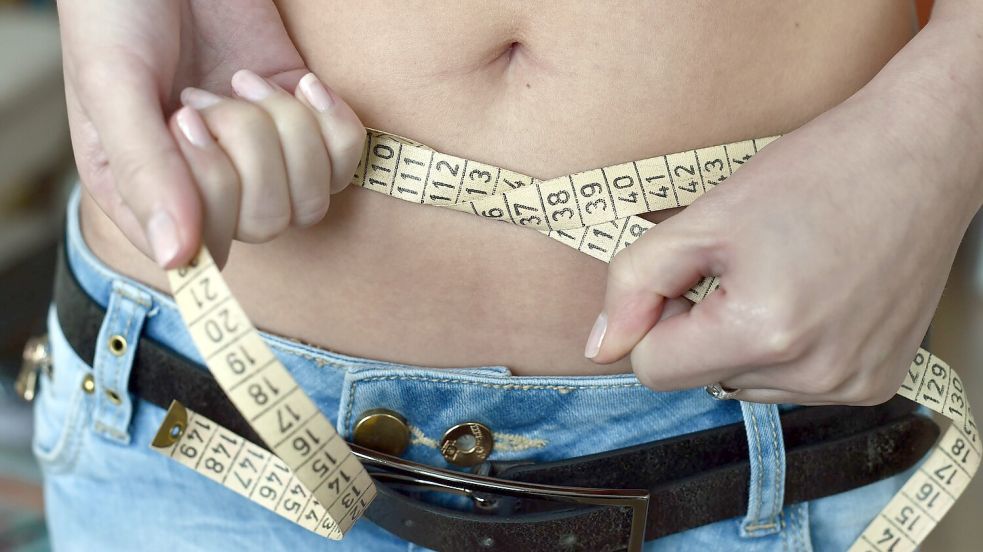 Essstörungen wie Magersucht, Bulimie und Binge Eating nehmen nach Daten der Krankenkasse KKH stark zu - vor allem unter 12- bis 17-jährigen Mädchen. (Symbolbild) Foto: Jens Kalaene/dpa-Zentralbild/dpa