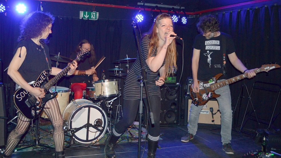 „Angri Ally“ aus Uplengen spielten Crossover-Punk. Foto: Holger Weers