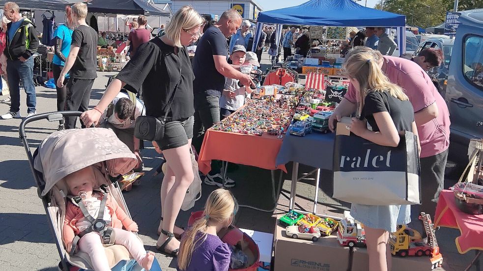 Viele Schnäppchenjäger kamen am Maifeiertag nach Flachsmeer zum Flohmarkt. Foto: Clarissa Scherzer