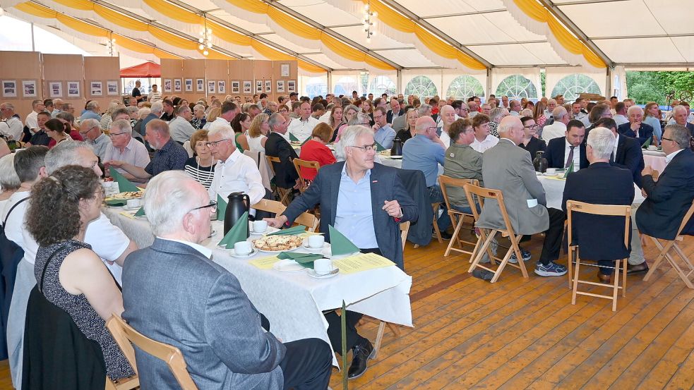 180 geladene Gäste waren im Festzelt. Foto: Holger Weers