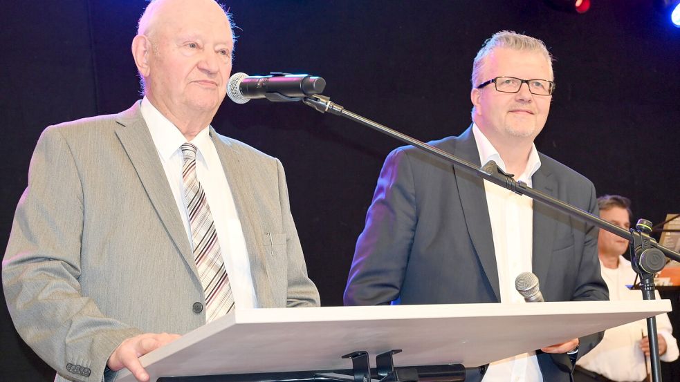 Flachsmeers Ortsbürgermeister Karl-Heinz Jesionek (links) und Westoverledingens Bürgermeister Theo Douwes bei der Eröffnung des langen Wochenendes. Foto: Holger Weers