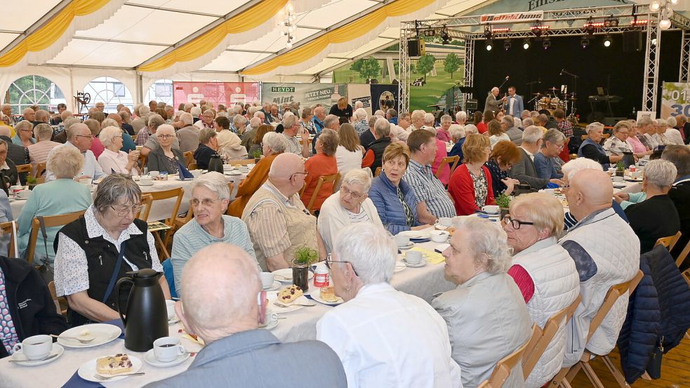 Mehr als 230 Senioren waren ins Festzelt nach Flachsmeer gekommen. Foto: Holger Weers