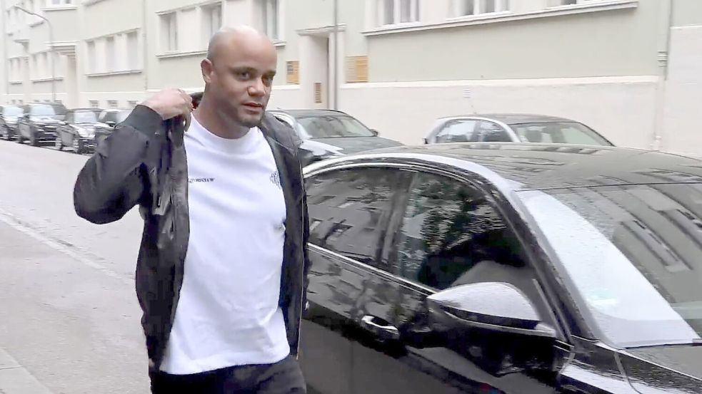 Trainer Vincent Kompany feiert in seiner ersten Bayern-Saison den Meistertitel. Foto: Felix Hörhager/dpa