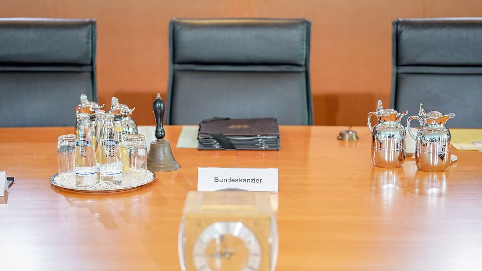 Am Kabinettstisch wird künftig die neue schwarz-rote Regierung von Friedrich Merz (CDU) Platz nehmen. (Archivbild) Foto: Kay Nietfeld/dpa
