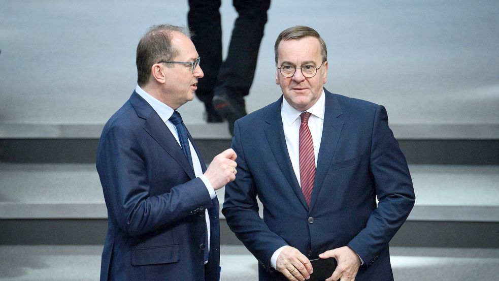 Zwei mit Erfahrung als Bundesminister: Alexander Dobrindt (l, CSU) und Boris Pistorius (SPD). (Archivbild) Foto: Bernd von Jutrczenka/dpa
