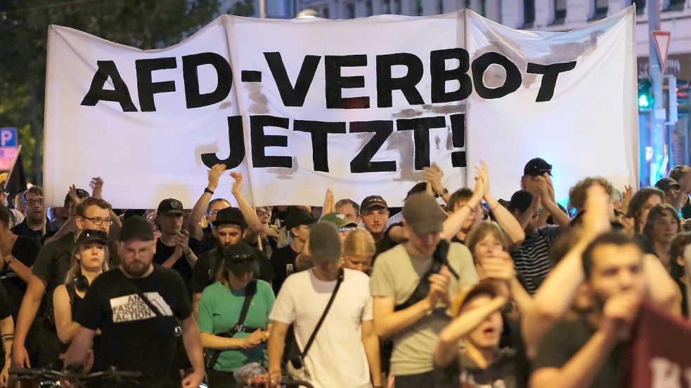 Die Hochstufung der AfD zur “gesichert rechtsextremistischen Bestrebung“ hat die Debatte über ein Parteiverbot neu entfacht. Foto: Sebastian Willnow/dpa