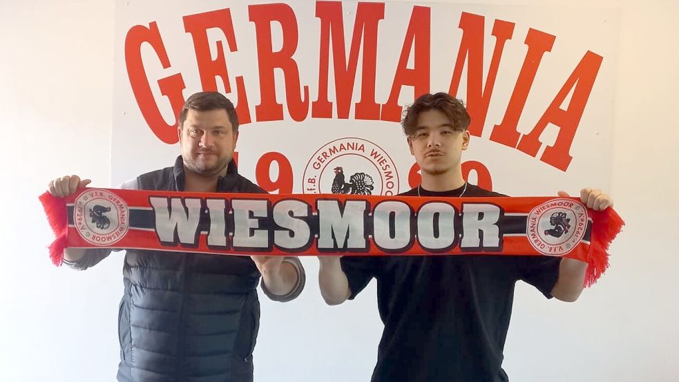 Wiesmoors Sportlicher Leiter Christian Neumann (links) freut sich über die Zusage von Enrico Trinh (rechts). Foto: Privat