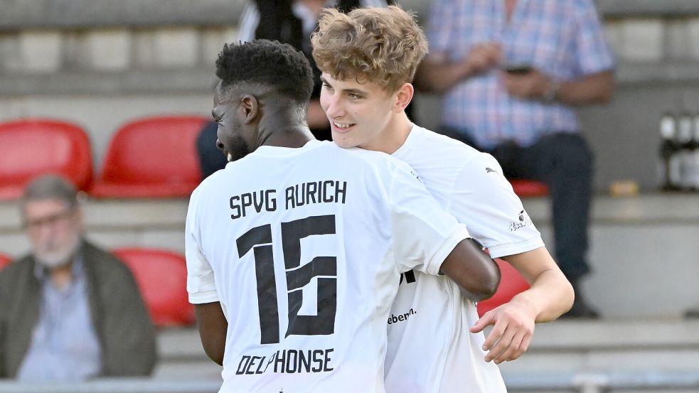 Jan Sabath (rechts) trägt künftig nicht mehr das Aurich-, sondern das Esens-Trikot. Foto: Steenhoff
