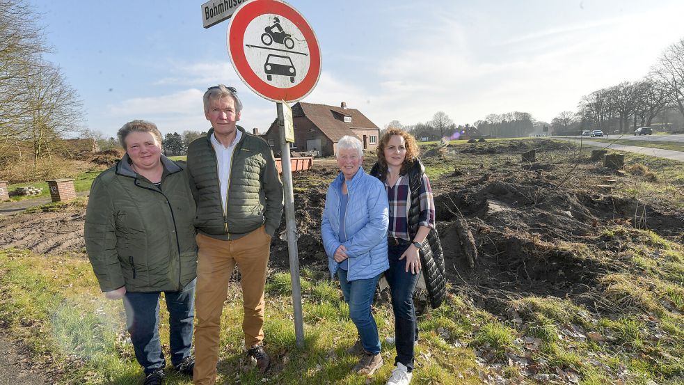 Zu viel Gewerbeflächen in Hesel? Davon sind Erika Meyer (von links), Alfred Berghaus, Hermine Elsner und Wilma de Wall überzeugt. Wo sie stehen, laufen Vorarbeiten für die Erweiterung des Gewerbegebietes. Foto: Klaus Ortgies