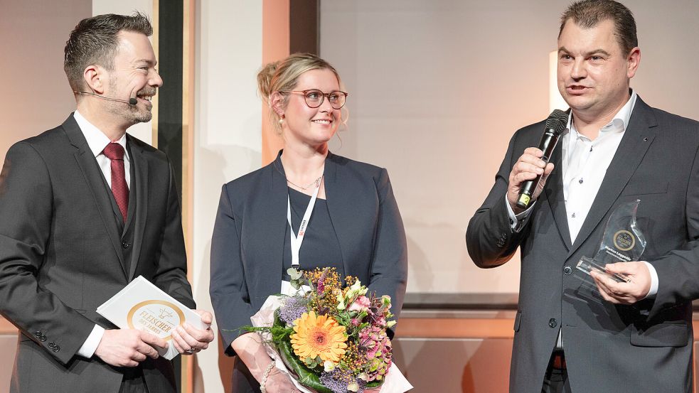 Jörg Schiffeler (von links), Chefredakteur der Allgemeinen Fleischer Zeitung, mit Bärbel und Markus Leggedör. Foto: Felix J. Holland