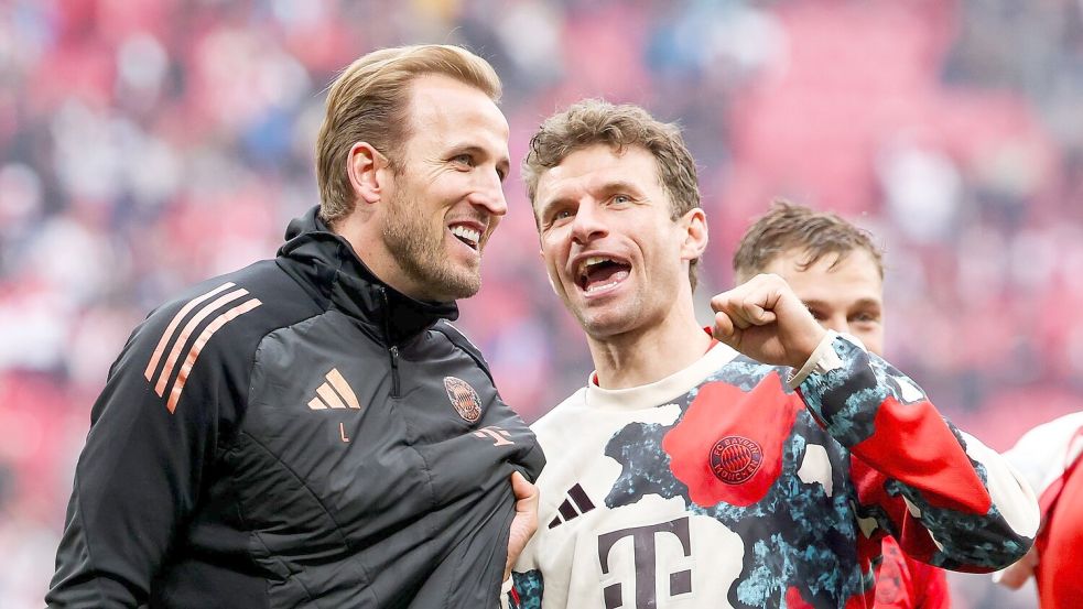 Harry Kane und Thomas Müller freuen sich nach ihrer ersten Meisterfeier auf ein weiteres besonderes Wochenende. Foto: Jan Woitas/dpa