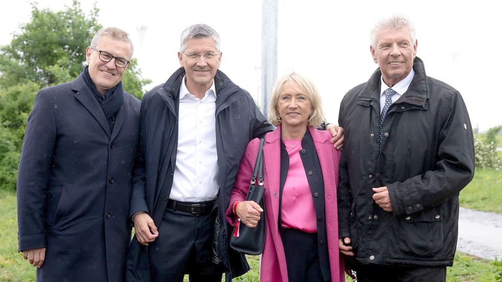 Jan-Christian Dreesen, Herbert Hainer, Heidi Beckenbauer und Münchens Oberbürgermeister Dieter Reiter kamen zur Einweihung des Franz-Beckenbauer-Platzes an der Allianz Arena. Foto: Sven Hoppe/dpa
